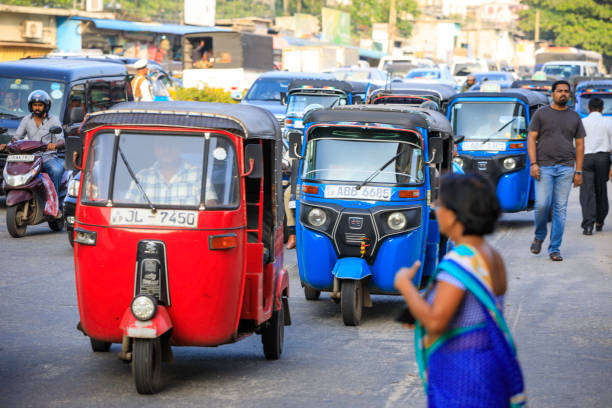 tuktuk-taxi auf den straßen von colombo; sri lanka - sri lanka jinrikisha rickshaw tricycle stock-fotos und bilder
