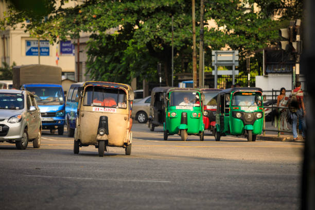 tuktuk-taxi auf den straßen von colombo; sri lanka - sri lanka jinrikisha rickshaw tricycle stock-fotos und bilder