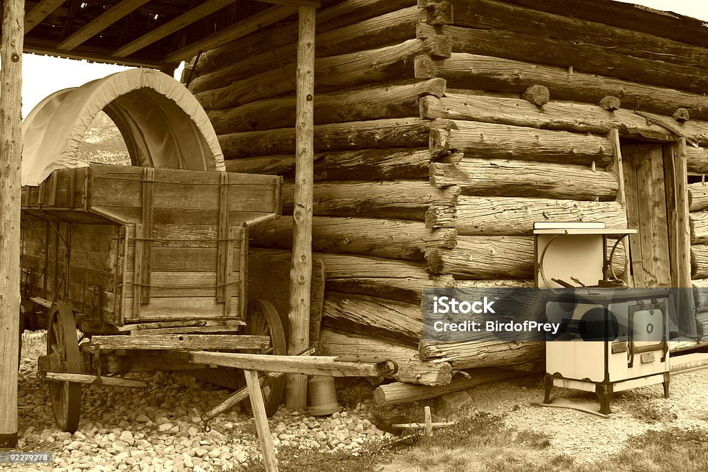 Old vagão e Log Cabin com Fogão a frente. - Royalty-free Carroça Foto de stock