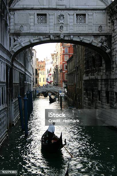 Гондола Под Мост Sighs — стоковые фотографии и другие картинки Италия - Италия, Канал, Медовый месяц