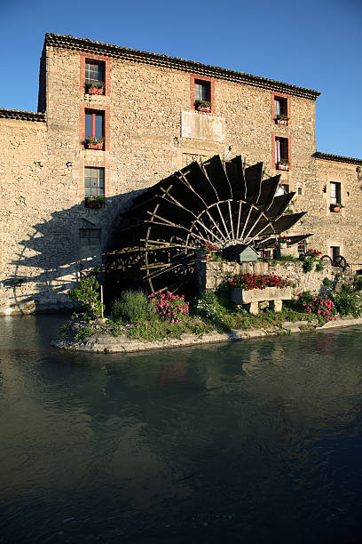 ウォーターホイールのミル - france watermill flower shadow ストックフォトと画像