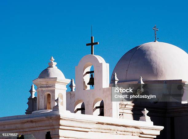 Misión De San Xavier Del Bac Foto de stock y más banco de imágenes de Aguja - Chapitel - Aguja - Chapitel, Arco - Característica arquitectónica, Arizona