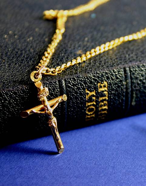 bíblia antiga e crucifixo - religious text cross protestantism reading - fotografias e filmes do acervo