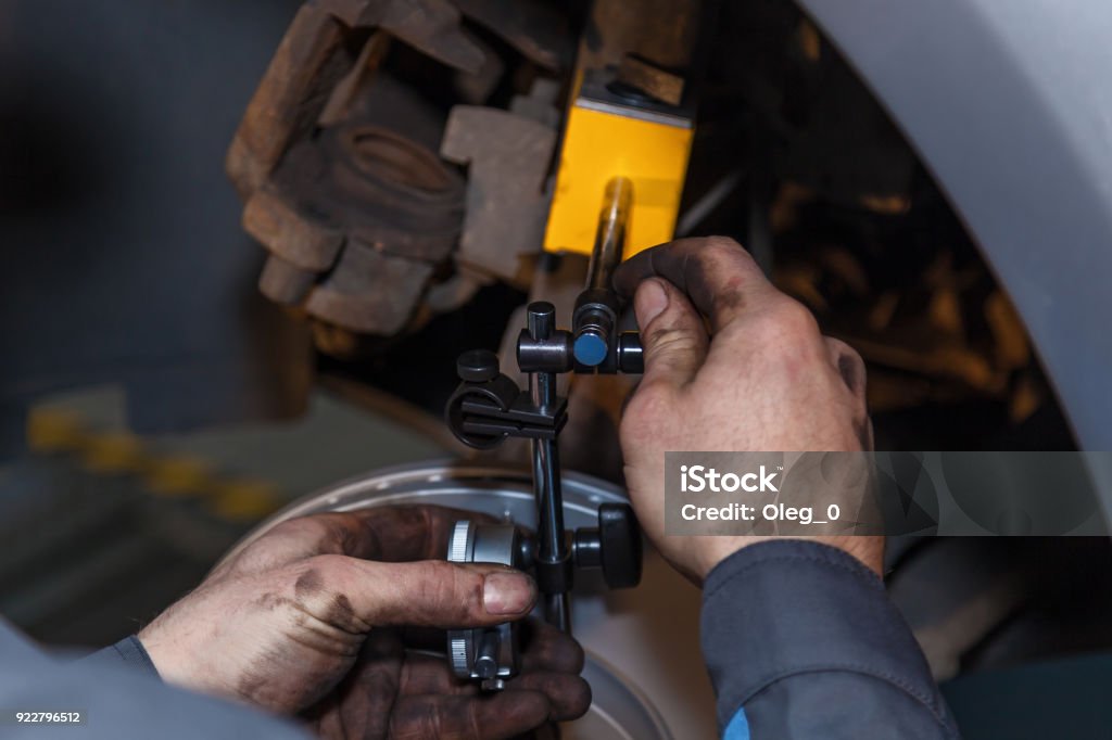 Reparación de freno de disco en el coche. - Foto de stock de Adulto libre de derechos