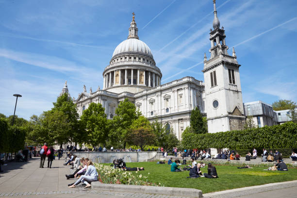 london - may, 2017: people relaxing in festival gardens by st paulõs cathedral, ludgate hill, london, ec4. - uk cathedral cemetery day imagens e fotografias de stock