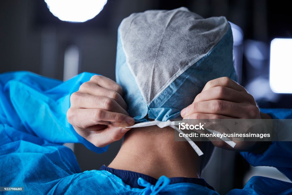 Chirurgen, die OP-Cap zu binden, in Vorbereitung, Rückansicht - Lizenzfrei Nahaufnahme Stock-Foto