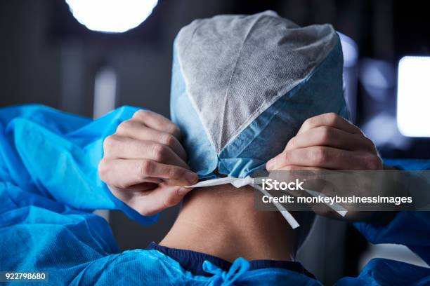 Chirurgen Die Opcap Zu Binden In Vorbereitung Rückansicht Stockfoto und mehr Bilder von Nahaufnahme