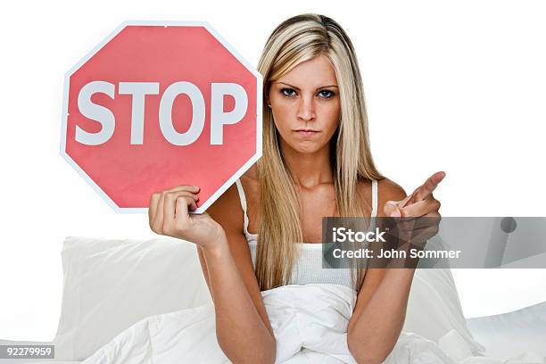 Foto de Mulher Na Cama Segurando Uma Placa De Pare e mais fotos de stock de Mulheres - Mulheres, Ir embora, Stop - placa em inglês
