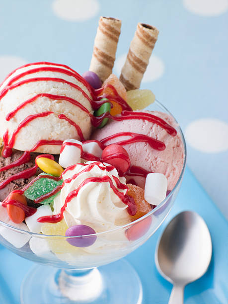 sorvete e sundae de doce - ice cream sundae - fotografias e filmes do acervo