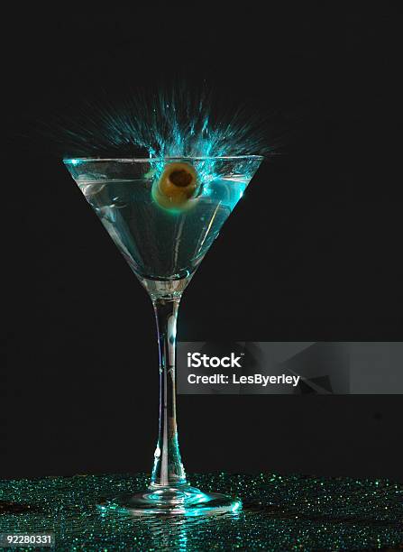 Photo libre de droit de Volant Olive Martini Splash banque d'images et plus d'images libres de droit de Alcool - Alcool, Alcoolisme, Aliment