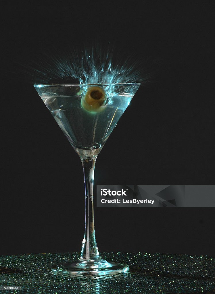 Oliva splash da martini volante - Foto stock royalty-free di Alchol