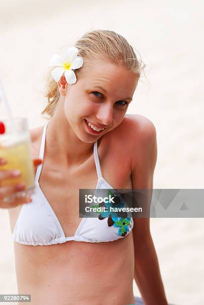 Mädchen Mit Cocktail Stockfoto und mehr Bilder von Aktivitäten und Sport - Aktivitäten und Sport, Alkoholisches Getränk, Bikini