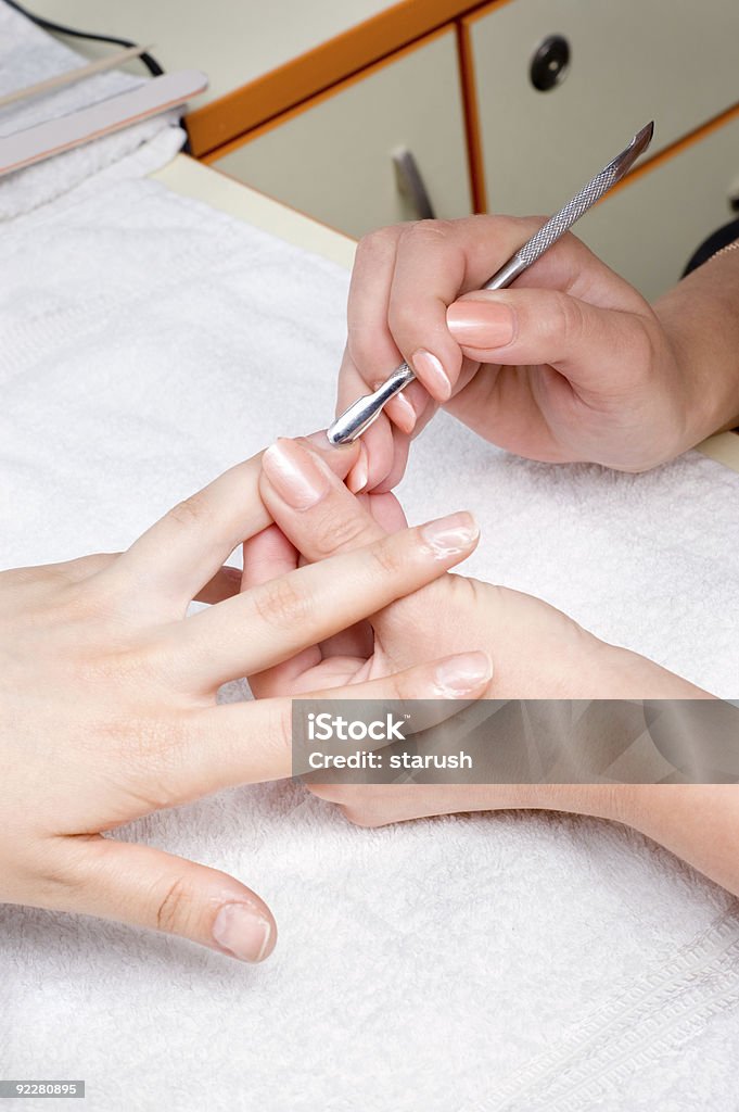 Applicazione di manicure-Cuticola pulizia - Foto stock royalty-free di Adulto