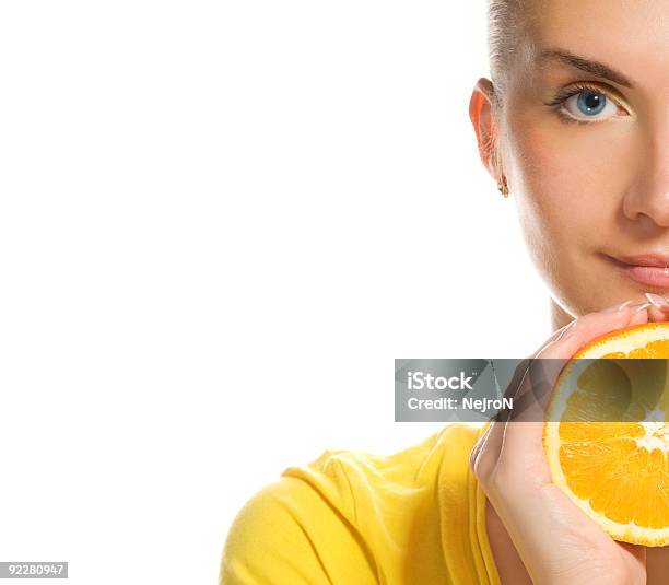 Hermosa Chica Con Jugoso Naranja Foto de stock y más banco de imágenes de Adulto - Adulto, Adulto joven, Alimento