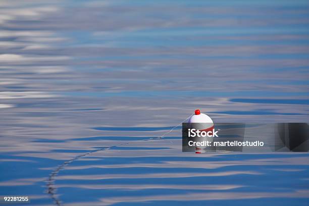 Escena De Corcho De Pesca Foto de stock y más banco de imágenes de Agua - Agua, Corcho de pesca, Rizado - Descripción física