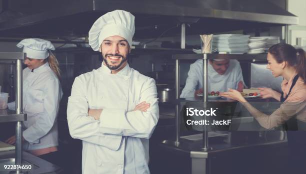 Retrato Del Chef Sonriendo Satisfecho En Cocina De Restaurante Foto de stock y más banco de imágenes de Chef