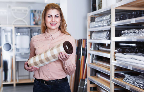 浴室のためのカーペットを示唆して喜んでの売り子 - sales clerk retail sales occupation salesgirl ストックフォトと画像