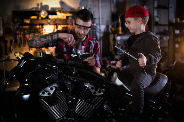 istock Motorcycle repair shop 922816154