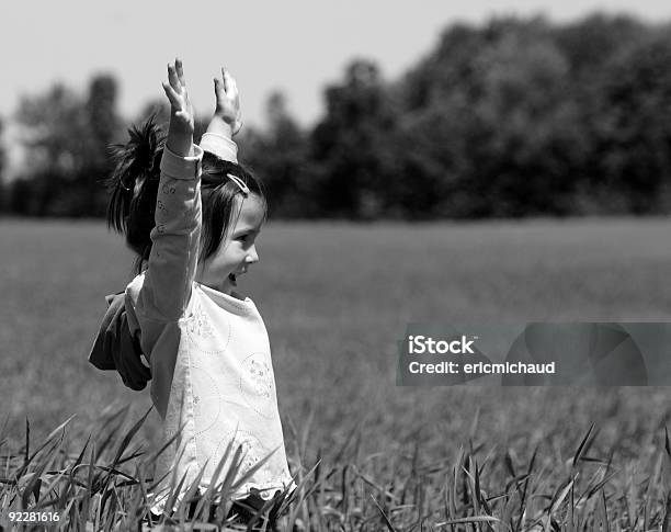 Glückliches Junges Mädchen In Einem Feld Stockfoto und mehr Bilder von Ein Mädchen allein - Ein Mädchen allein, Eine Person, Farbbild