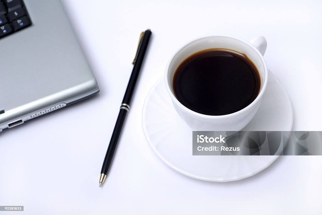 Xícara de café e caneta próximo portátil - Royalty-free Acordar Foto de stock