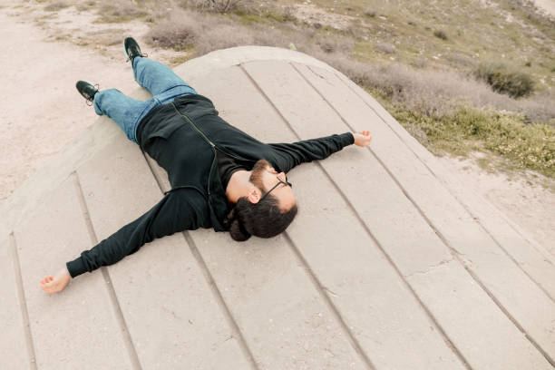 istock Male tourist admires the view 922821818