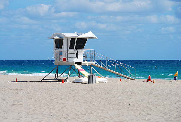 監視員のビーチキャビン - fort lauderdale florida beach lifeguard ストックフォトと画像