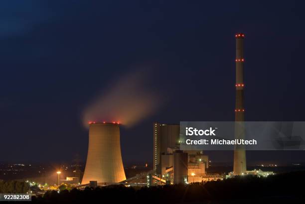 Foto de Estação Elétrica À Noite e mais fotos de stock de Carvão - Carvão, Fábrica, Igreja