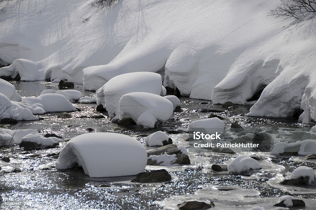 Inverno paesaggio con fiume - Foto stock royalty-free di Acqua