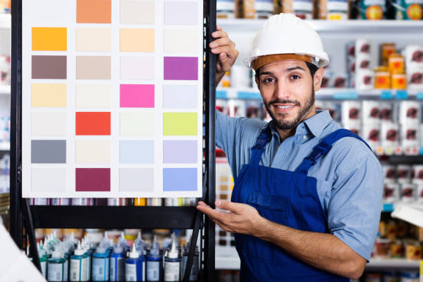 istock Workman offering to choose color on stand with samples 922827668