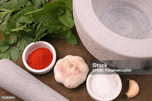 Stößel Und Mörser Essentials Stockfoto und mehr Bilder von Auflaufförmchen - Auflaufförmchen, Chili-Schote, Farbbild