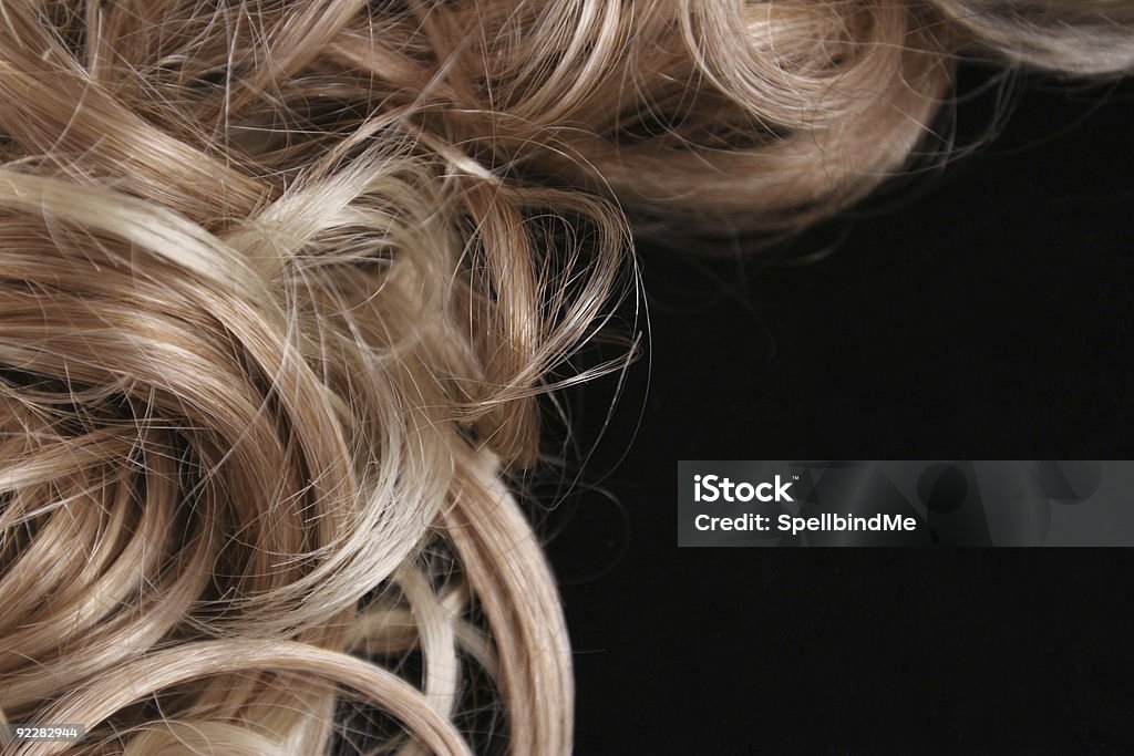 Blonde dans noir - Photo de Fond libre de droits
