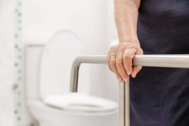 istock Elderly woman holding on handrail in bathroom. 922830038