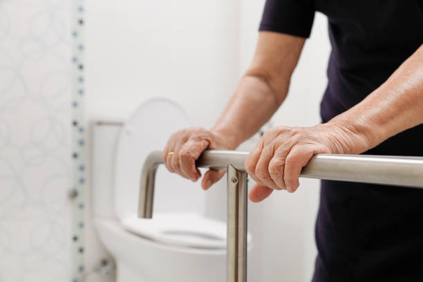 istock Elderly woman holding on handrail in bathroom. 922830152