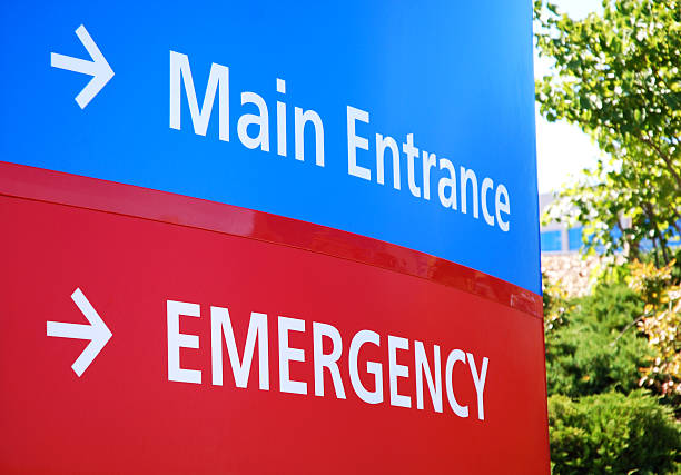 pronto soccorso in questo modo - emergency room accident hospital emergency sign foto e immagini stock