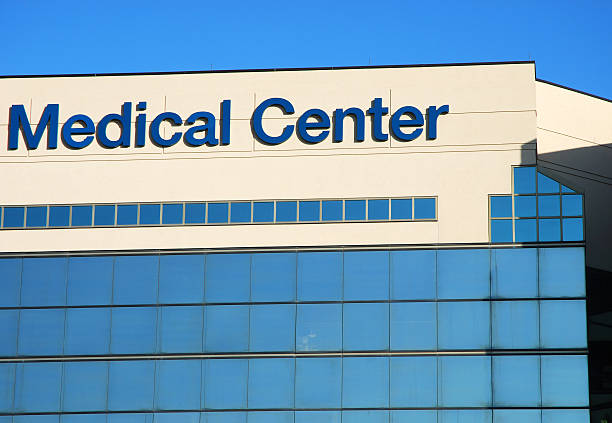 medical center - emergency room accident hospital emergency sign stock-fotos und bilder