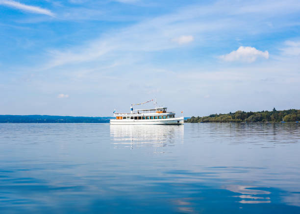 barco de pasajeros en ammersee, baviera, alemania - herrsching am ammersee fotografías e imágenes de stock