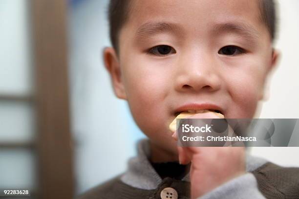 Chiński Chłopiec Jedzenie Krakers - zdjęcia stockowe i więcej obrazów Jeść - Jeść, Krakers, Pieczywo chrupkie