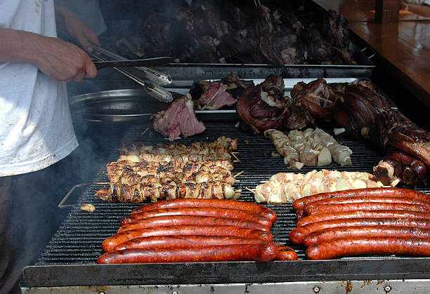 salsichas na churrasqueira - roasted spit roasted roast pork barbecue grill - fotografias e filmes do acervo