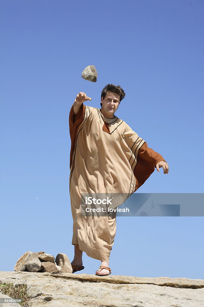 Древний человек Кастинг камень с - Стоковые фото Бросать роялти-фри