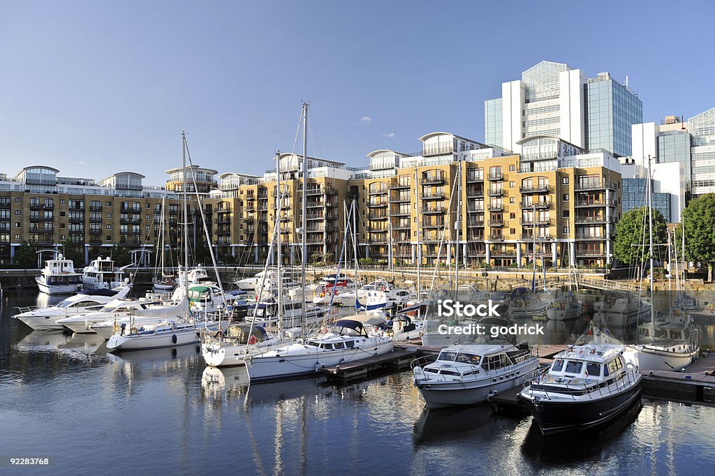 Marina et de luxueux appartements, St. Katharine Dock, Londres, Angleterre, Royaume-Uni - Photo de Port de commerce libre de droits