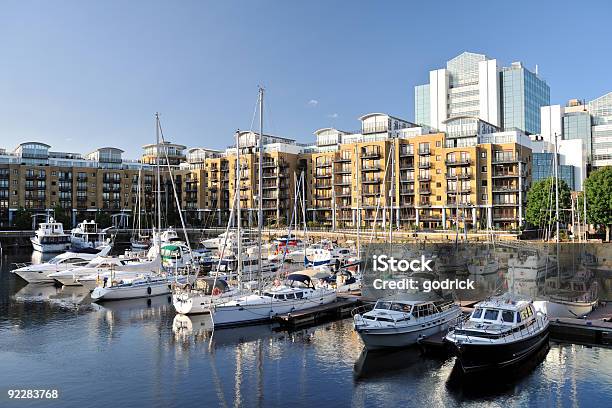 Photo libre de droit de Marina Et De Luxueux Appartements St Katharine Dock Londres Angleterre Royaumeuni banque d'images et plus d'images libres de droit de Port de commerce