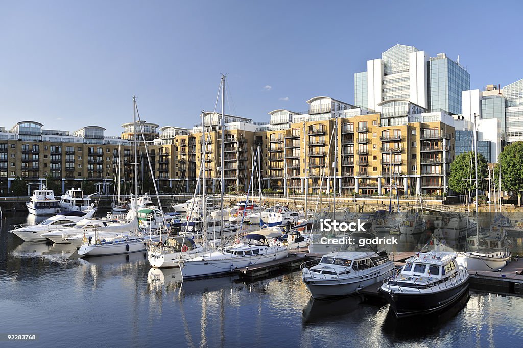 Marina de luxo e apartamentos, St. Katharine docas, Londres, Inglaterra, Reino Unido - Foto de stock de Porto comercial royalty-free