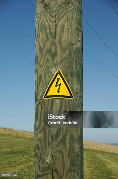 Foto de Power Poste No Campo e mais fotos de stock de Alta Voltagem - Alta Voltagem, Cabo de alta-tensão, Coluna de Madeira