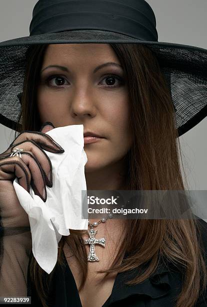 Preto Viúva - Fotografias de stock e mais imagens de Cabelo castanho - Cabelo castanho, Mulheres, Só Uma Mulher