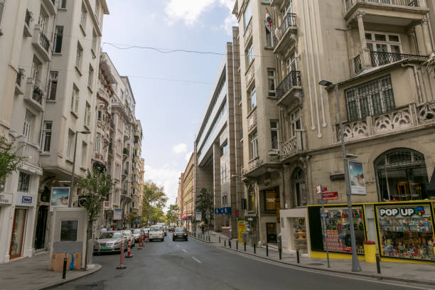 ニシャンタシュ シスリ イスタンブールのヨーロッパ側の歴史の部分で伝統的な建物 - streetview ストックフォトと画像