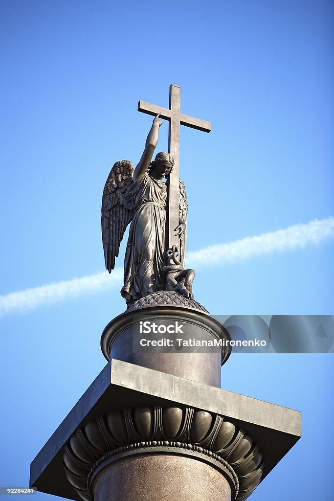 Ангел Статуя на вершине на Александровская колонна - Стоковые фото Ангел роялти-фри