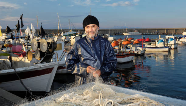 fischer arbeitet im fischereihafen - fishermen harbor stock-fotos und bilder