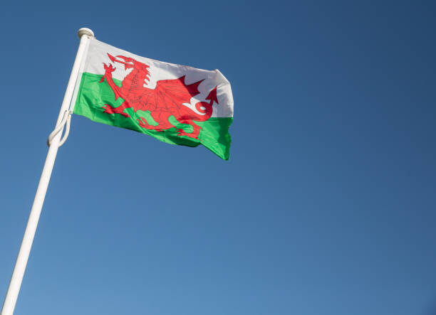 bandera de gales en un hermoso día de cymru - welsh flag fotografías e imágenes de stock