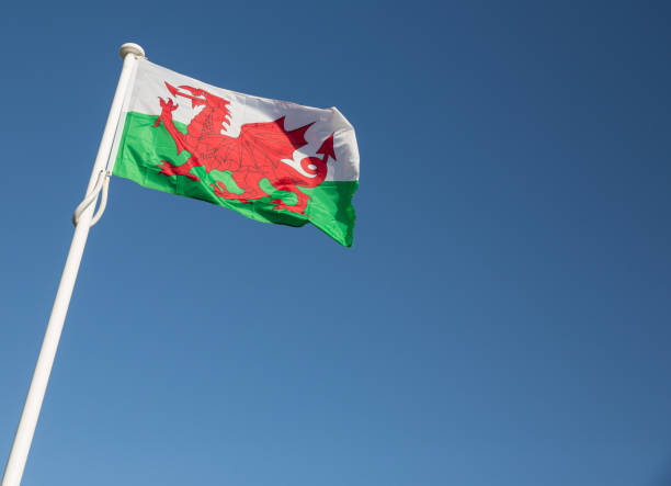 валлийский флаг летит на красивый день cymru - welsh culture wales welsh flag dragon стоковые фото и изображения
