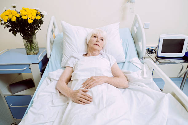 istock Dreamy elderly woman in hospital bed thinking about something 922846400